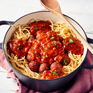 Pasta met balletjes in pizzasaus